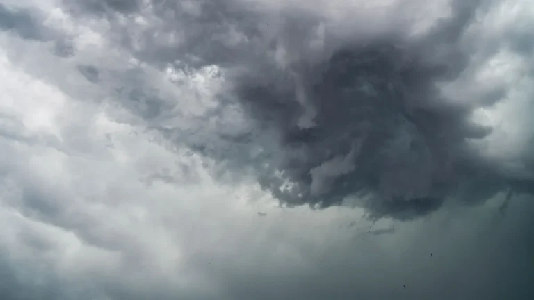 Nuvens carregadas de tempestade em céu escuro