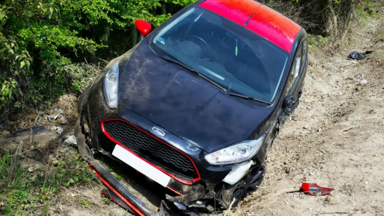 Carro danificado após acidente