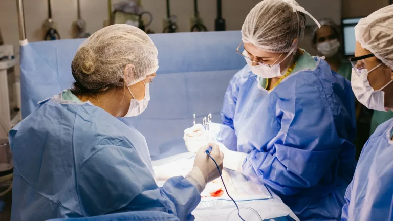 Equipe de cirurgiões realiza operação em centro cirúrgico