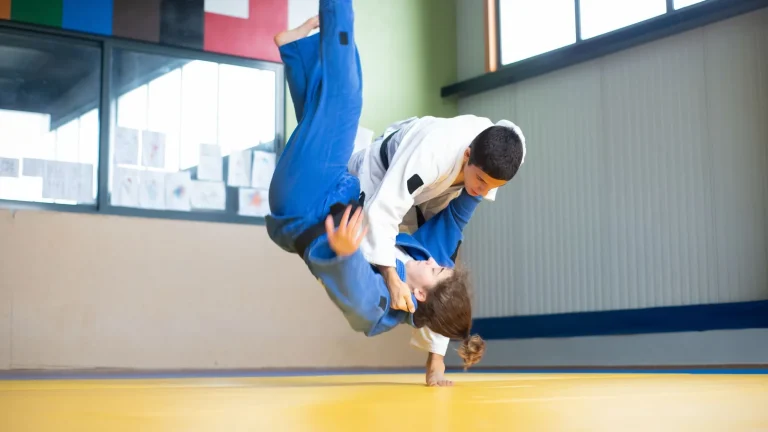 Judoca aplica golpe e projeta adversário no tatame