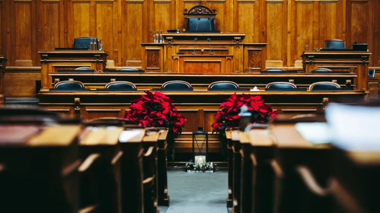 Interior de tribunal com bancos e paredes de madeira