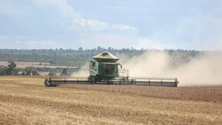 Colheitadeira trabalhando em lavoura de soja no Brasil
