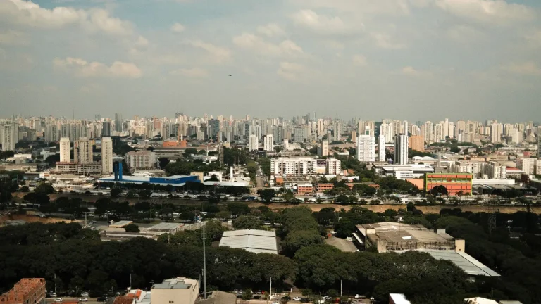 Vista aérea de grande cidade com prédios residenciais e comerciais