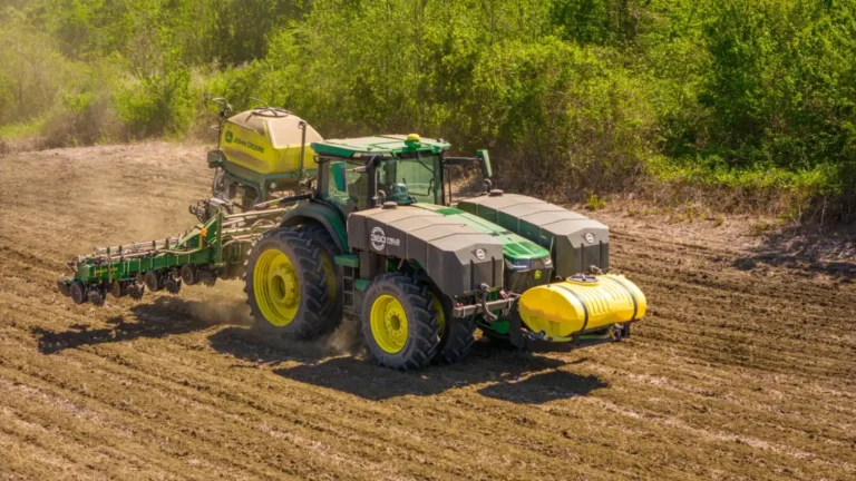 Trator com plantadeira em lavoura durante o plantio