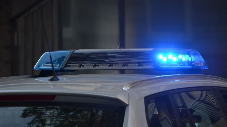 Giroflex azul aceso no teto de viatura policial