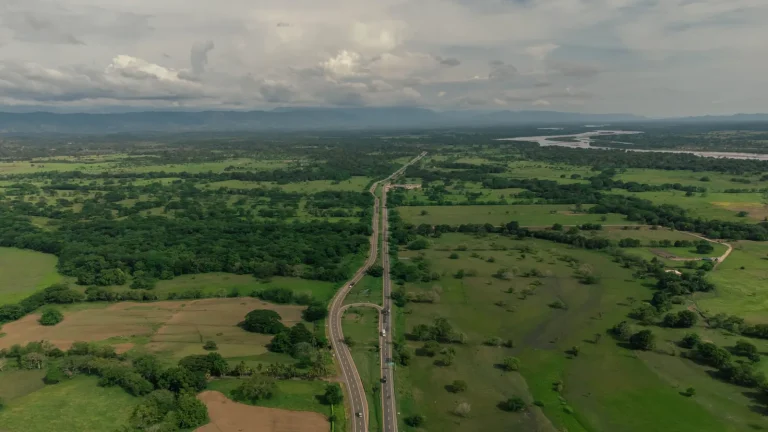 Vista aérea de rodovia cortando área rural