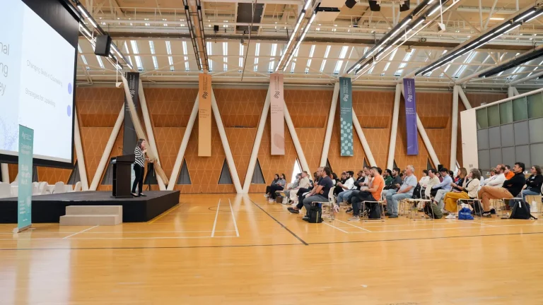 Plateia acompanha palestrante em congresso