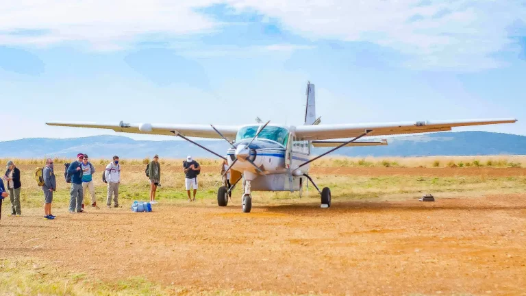 Avião de pequeno porte em pista de pouso rural